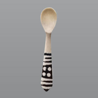 Joghurt- und Eierlöffel aus Knochen mit Batik-Design 13 Joghurt- und Eierlöffel aus Knochen mit Batik-Design – Detailansicht