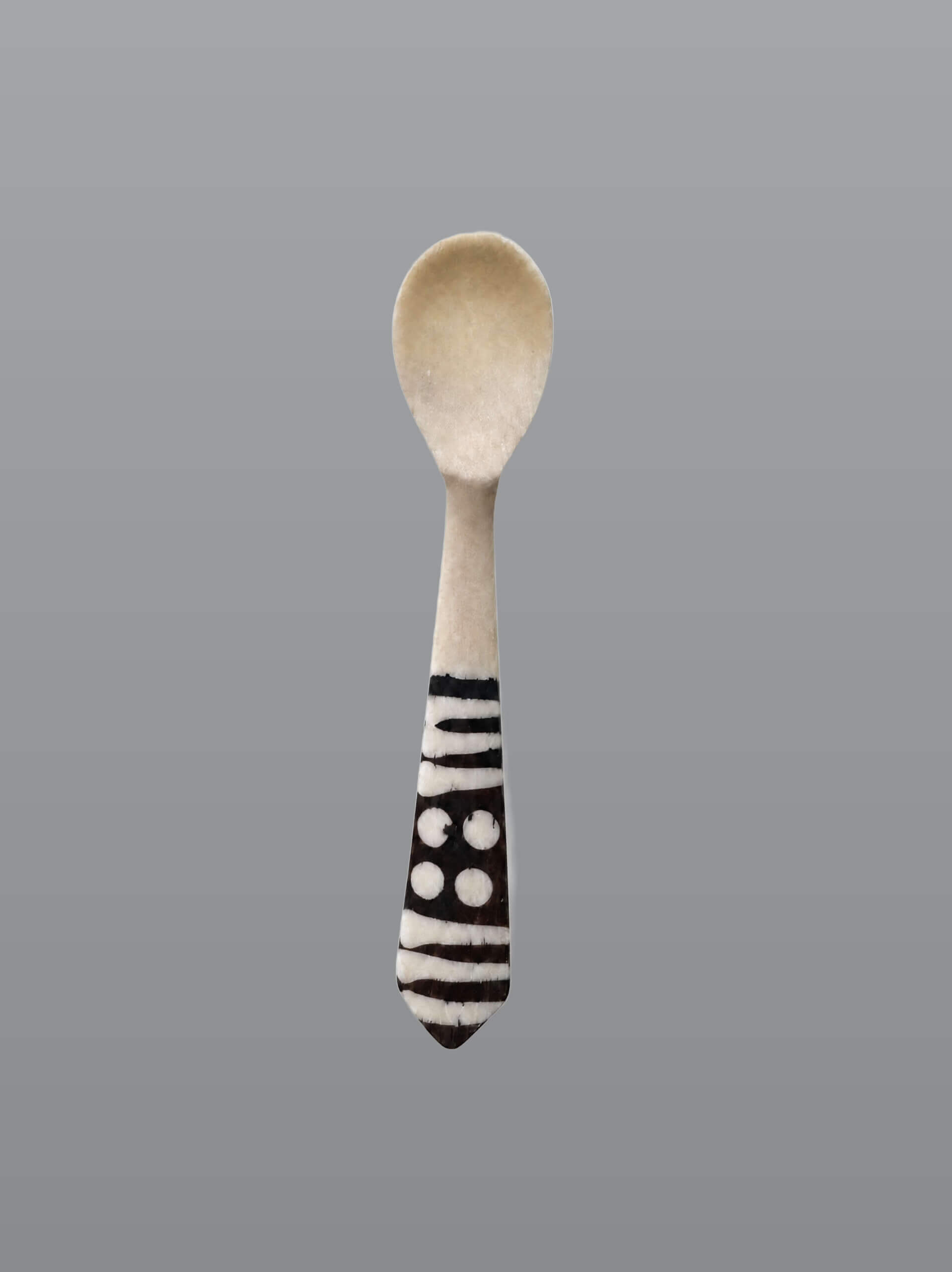 Joghurt- und Eierlöffel aus Knochen mit Batik-Design 7 Joghurt- und Eierlöffel aus Knochen mit Batik-Design – Detailansicht