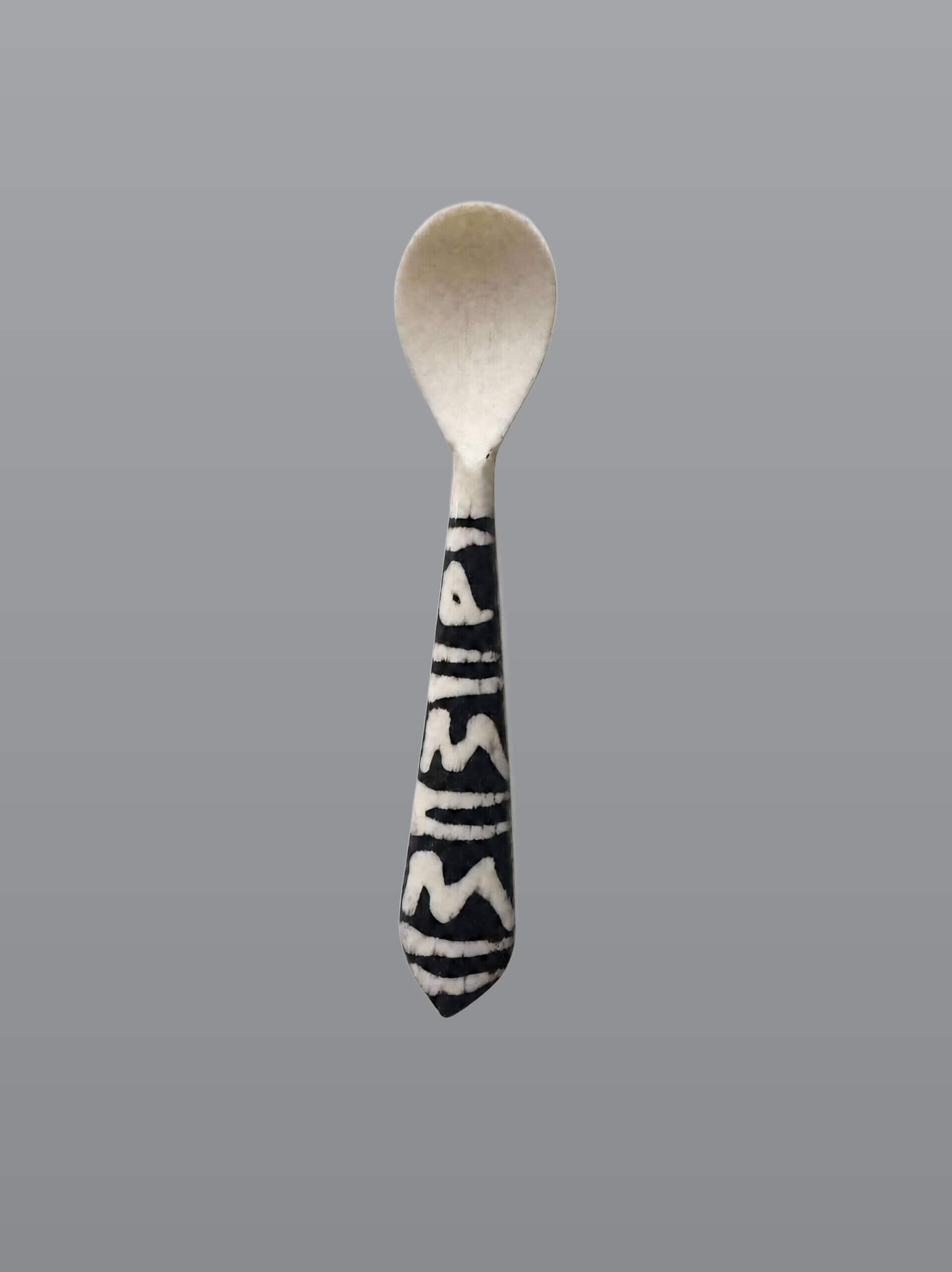 Joghurt- und Eierlöffel aus Knochen mit Batik-Design 3 Joghurt- und Eierlöffel aus Knochen mit Batik-Design – Detailansicht