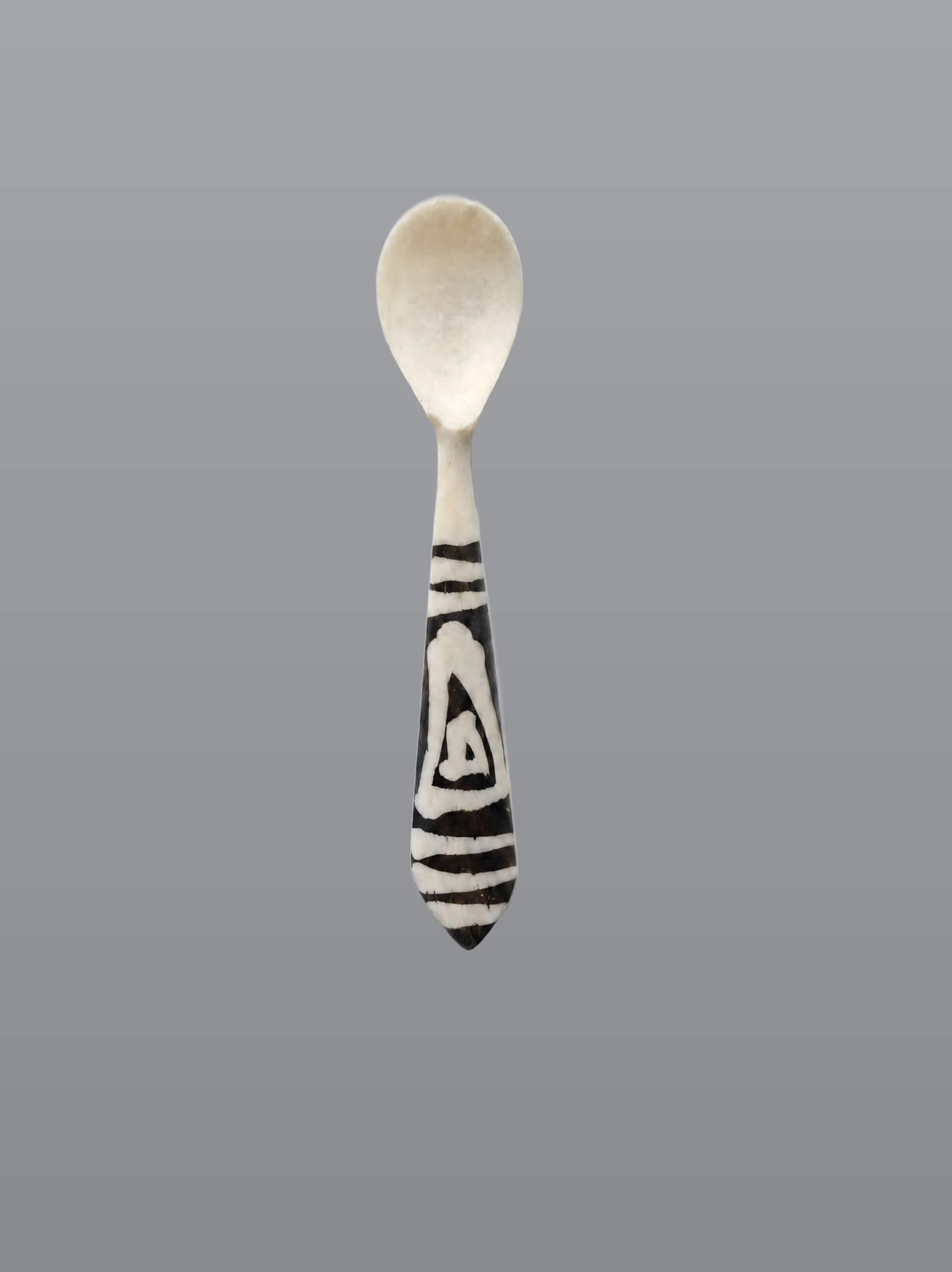 Joghurt- und Eierlöffel aus Knochen mit Batik-Design 5 Joghurt- und Eierlöffel aus Knochen mit Batik-Design – Detailansicht