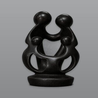 Specksteinskulptur „Family of 4“ – (11 × 5 × 17 cm)