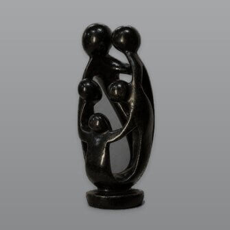 Specksteinskulptur „Family of 5“ – (10 × 8 × 22 cm)