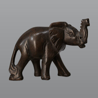 Holzskulptur Elefant mit gehobenen Rüssel – handgeschnitztes Naturholz & Dekoobjekt
