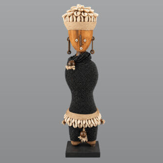 Namji Puppe mit schwarzen Perlen aus Kamerun, handgefertigte Holzfigur mit Perlen und Kaurimuscheln, ca. 37 cm