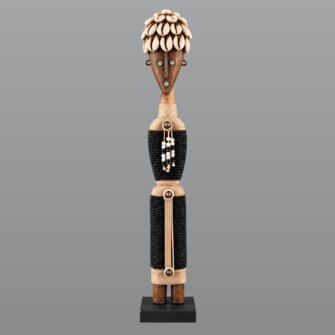 Namji Puppe Schwarz-Weiß – Schlanke Holzfigur mit Kaurimuscheln | ca. 39 cm – mit Standfuß – zum Aufstellen