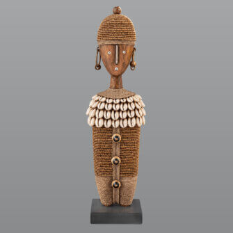 Namji Puppe Goldbraun – Handgefertigte Holzfigur mit Kaurimuscheln | ca. 32 cm – mit Standfuß – zum Aufstellen