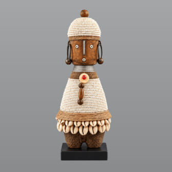 Namji Puppe Weiß – Handgefertigte Holzfigur mit Perlen und Kaurimuscheln | ca. 21 cm – mit Standfuß – zum Aufstellen