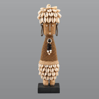 Namji Puppe Gold-Weiß – Handgefertigte Holzfigur mit Kaurimuscheln und Perlen | ca. 23 cm – mit Standfuß – zum Aufstellen