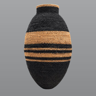 Hoher Buhero-Korb 7567 in Schwarz und Naturfarben – Lagerstück vor grauem Hintergrund