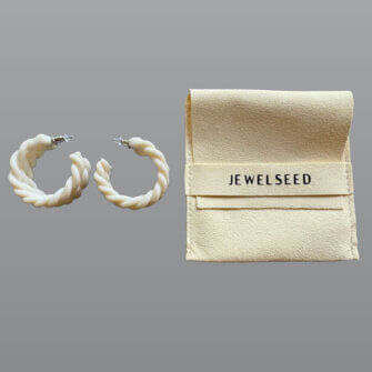 Jewelseed – Offwhite Gedrehter Reifen – Produktansicht