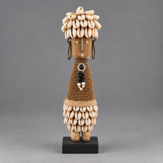 Namji Puppe Gold-Weiß aus Kamerun, handgefertigte Holzfigur mit Perlen und Kaurimuscheln, ca. 23 cm