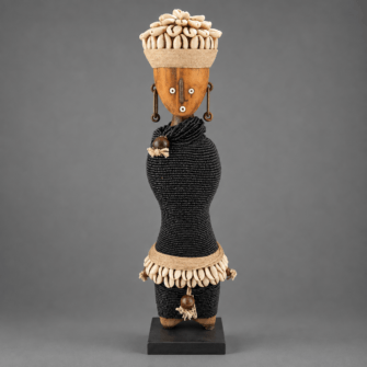 Namji Puppe mit schwarzen Perlen aus Kamerun, handgefertigte Holzfigur mit Perlen und Kaurimuscheln, ca. 37 cm